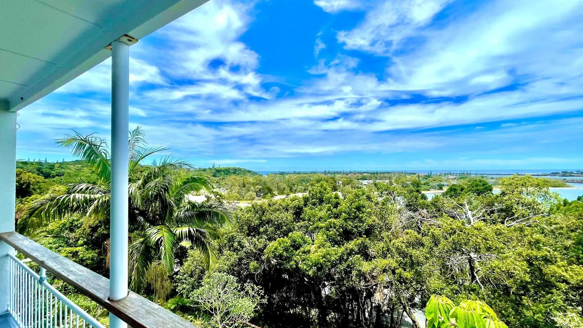 'Seaview' - Prime Location By Shaws Bay With Stunning Views, Pet Friendly Apartment East Ballina
