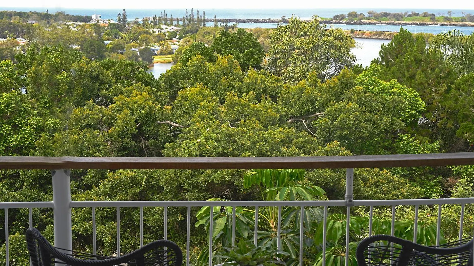 'Seaview' - Prime Location By Shaws Bay With Stunning Views, Pet Friendly Apartment East Ballina